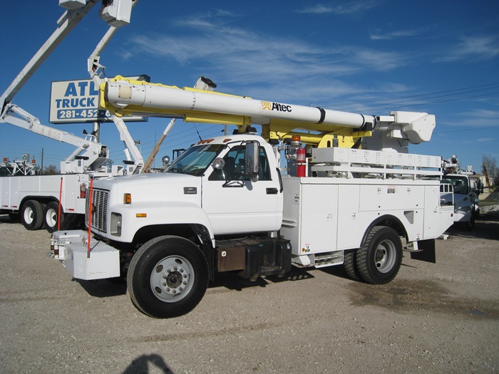 Bucket truck with boom over center.
